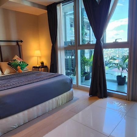 Spacious 7U Homey Unit Steps Away From Uptown Mall And Mitsukoshi Mall Free Parking With Washer Manila Exterior photo
