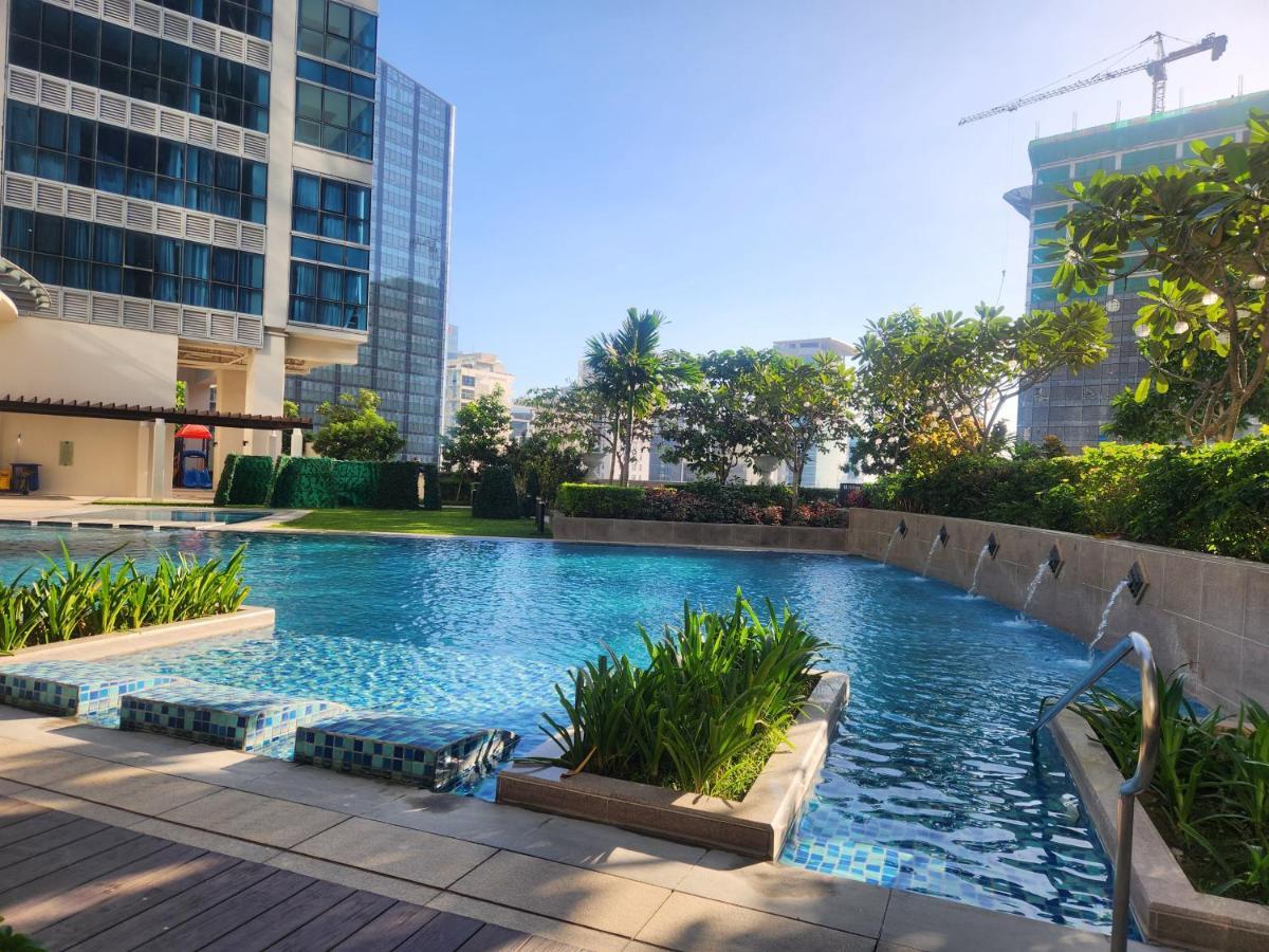Spacious 7U Homey Unit Steps Away From Uptown Mall And Mitsukoshi Mall Free Parking With Washer Manila Exterior photo