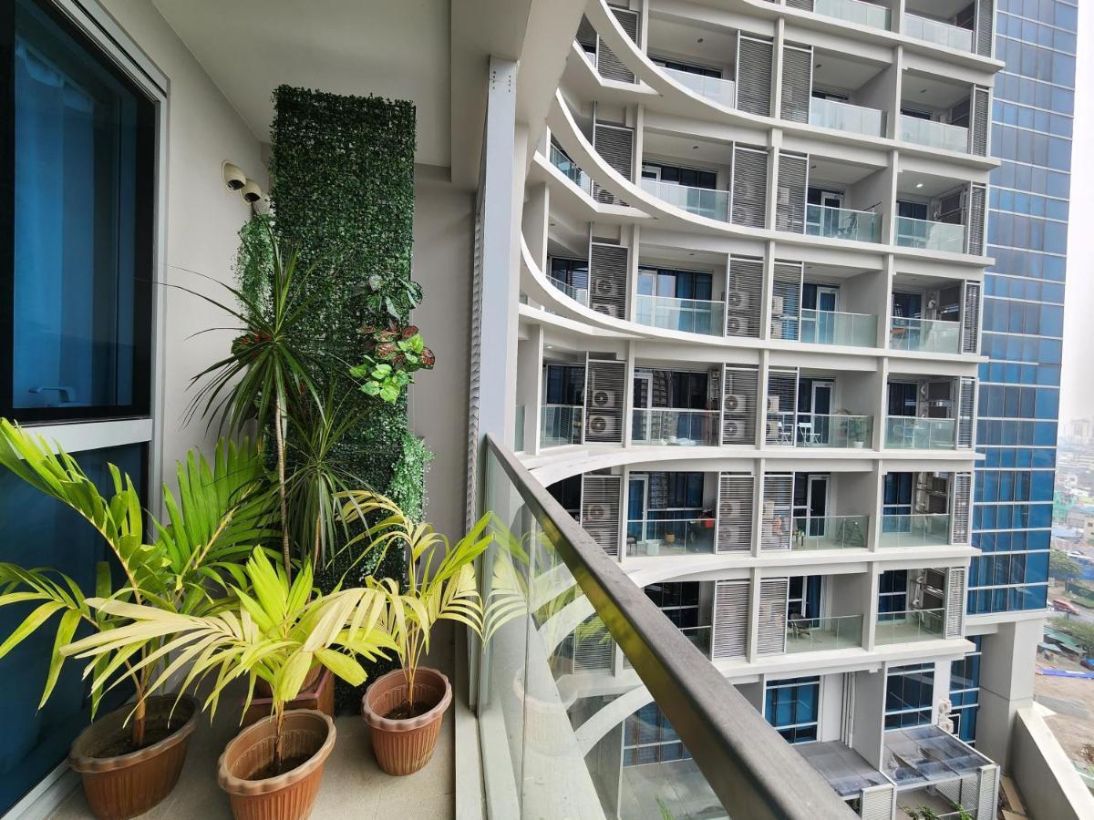 Spacious 7U Homey Unit Steps Away From Uptown Mall And Mitsukoshi Mall Free Parking With Washer Manila Exterior photo