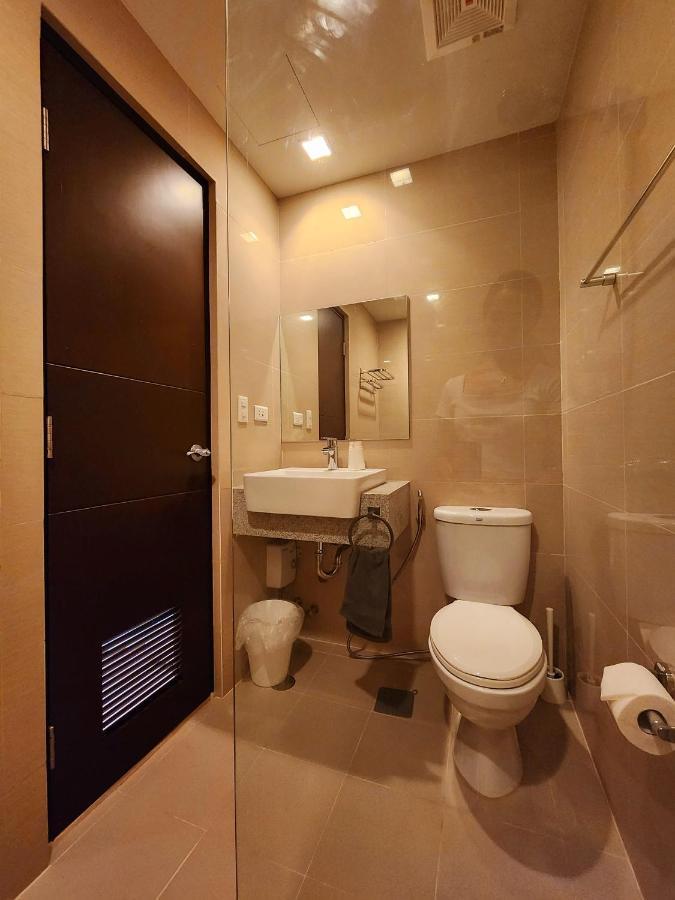Spacious 7U Homey Unit Steps Away From Uptown Mall And Mitsukoshi Mall Free Parking With Washer Manila Exterior photo