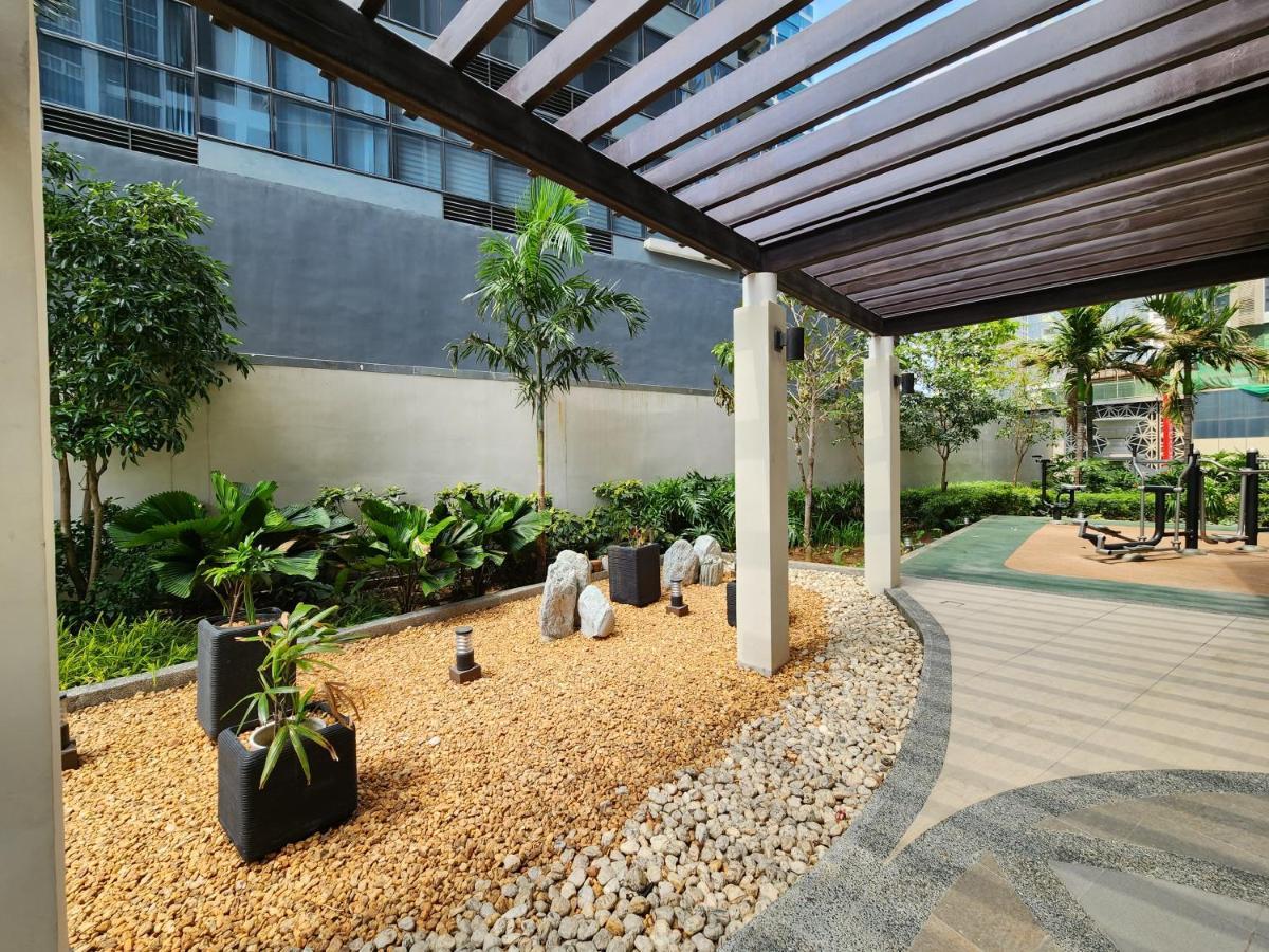 Spacious 7U Homey Unit Steps Away From Uptown Mall And Mitsukoshi Mall Free Parking With Washer Manila Exterior photo