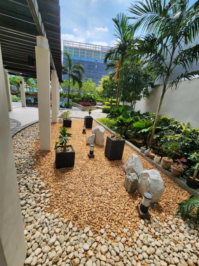 Spacious 7U Homey Unit Steps Away From Uptown Mall And Mitsukoshi Mall Free Parking With Washer Manila Exterior photo