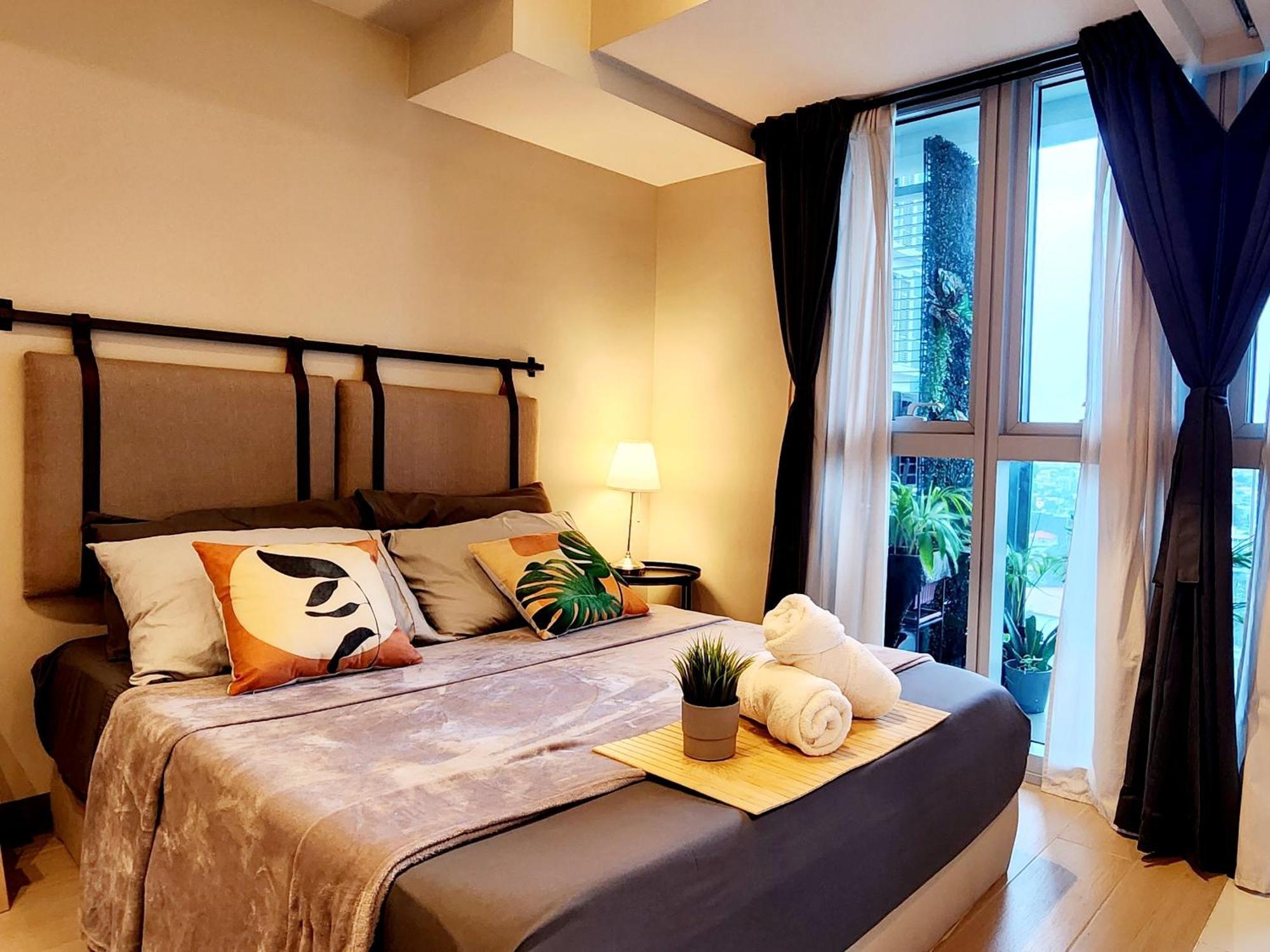 Spacious 7U Homey Unit Steps Away From Uptown Mall And Mitsukoshi Mall Free Parking With Washer Manila Exterior photo
